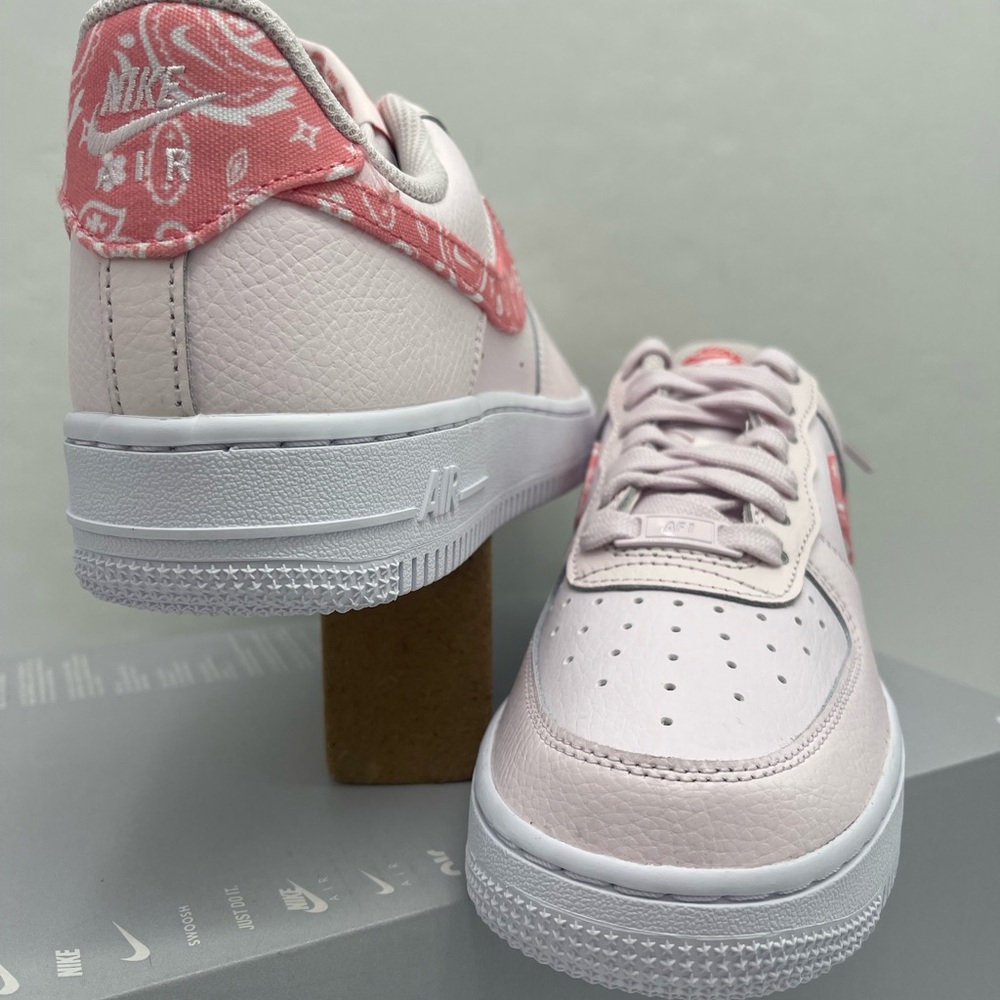 Nike Women W AIR FORCE 1 '07
PEARL PINK/CORAL CHALK-WHITE Pink Platform Sneakers - Picture 8 of 16